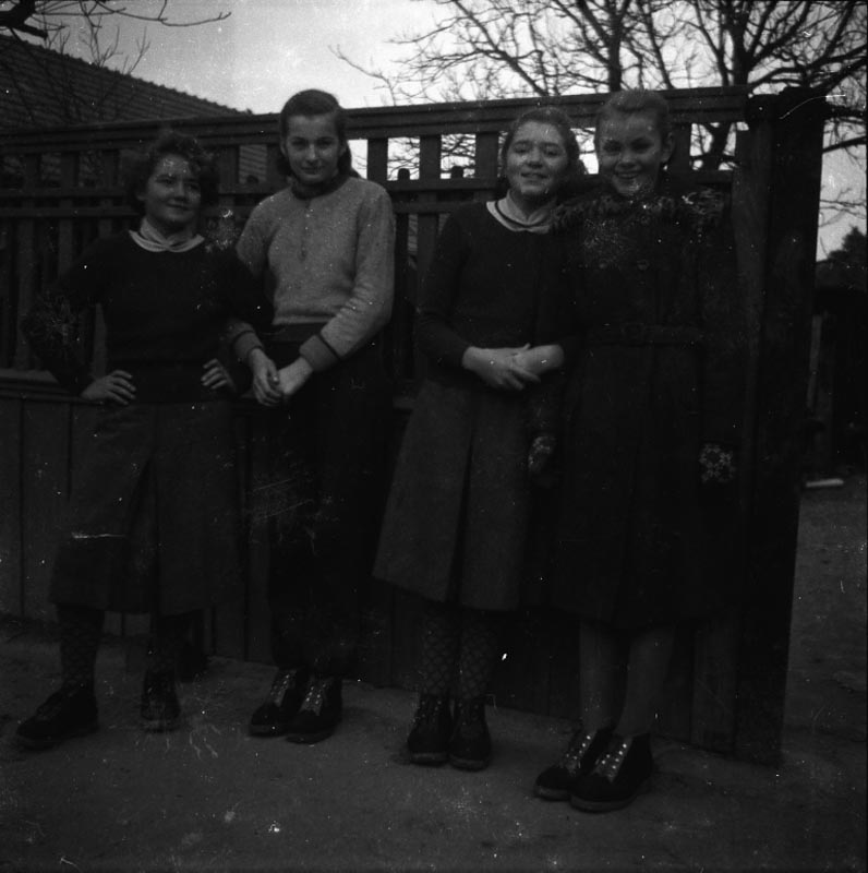 104 zleva Marie Jicinska(Volejnikova),Miloslava Tacheci,Ruzena Jicinska(Jirakova), Marta Tacheci  (Kohoutkova)